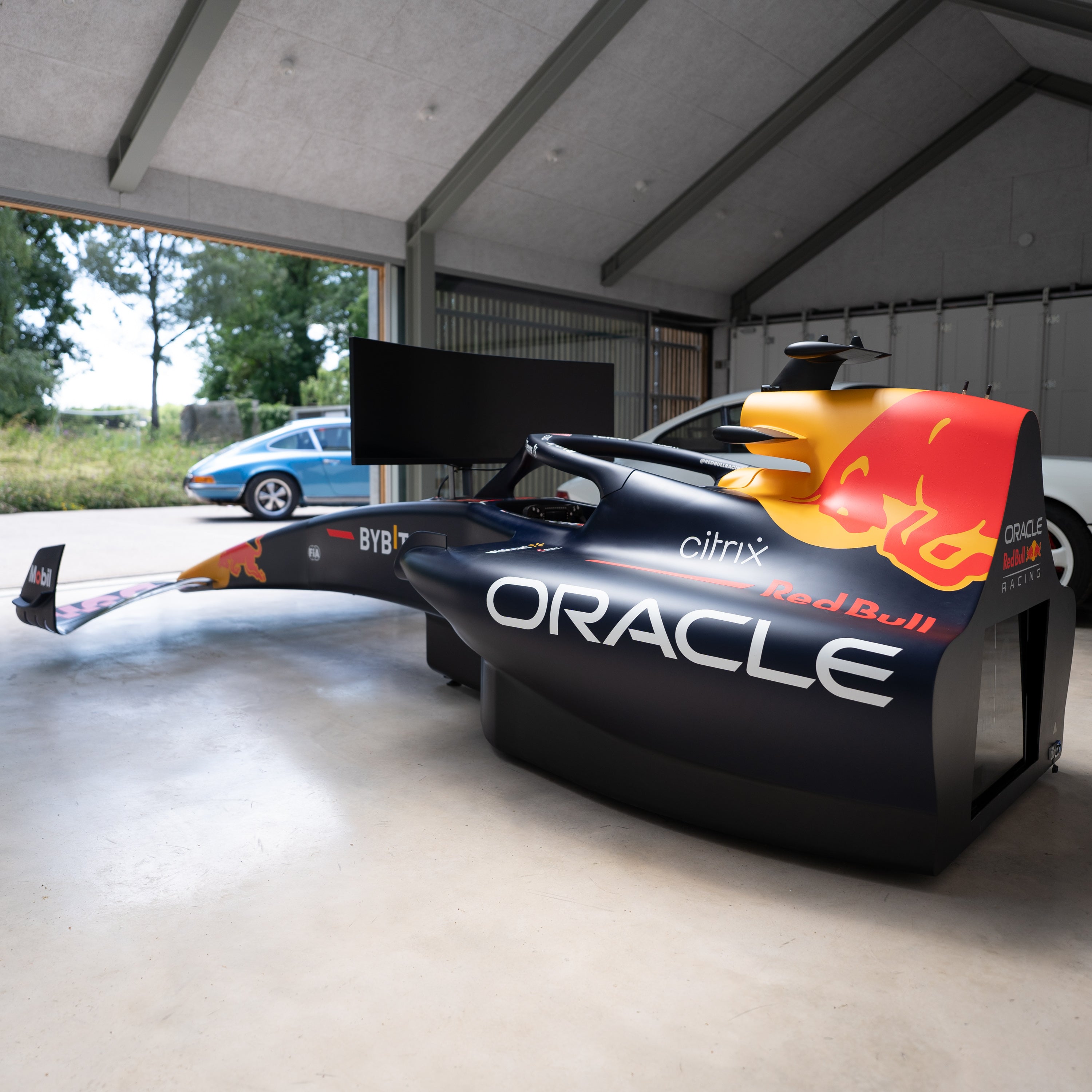 Official 2022 Oracle Red Bull Racing RB18 Show Car Simulator Champio