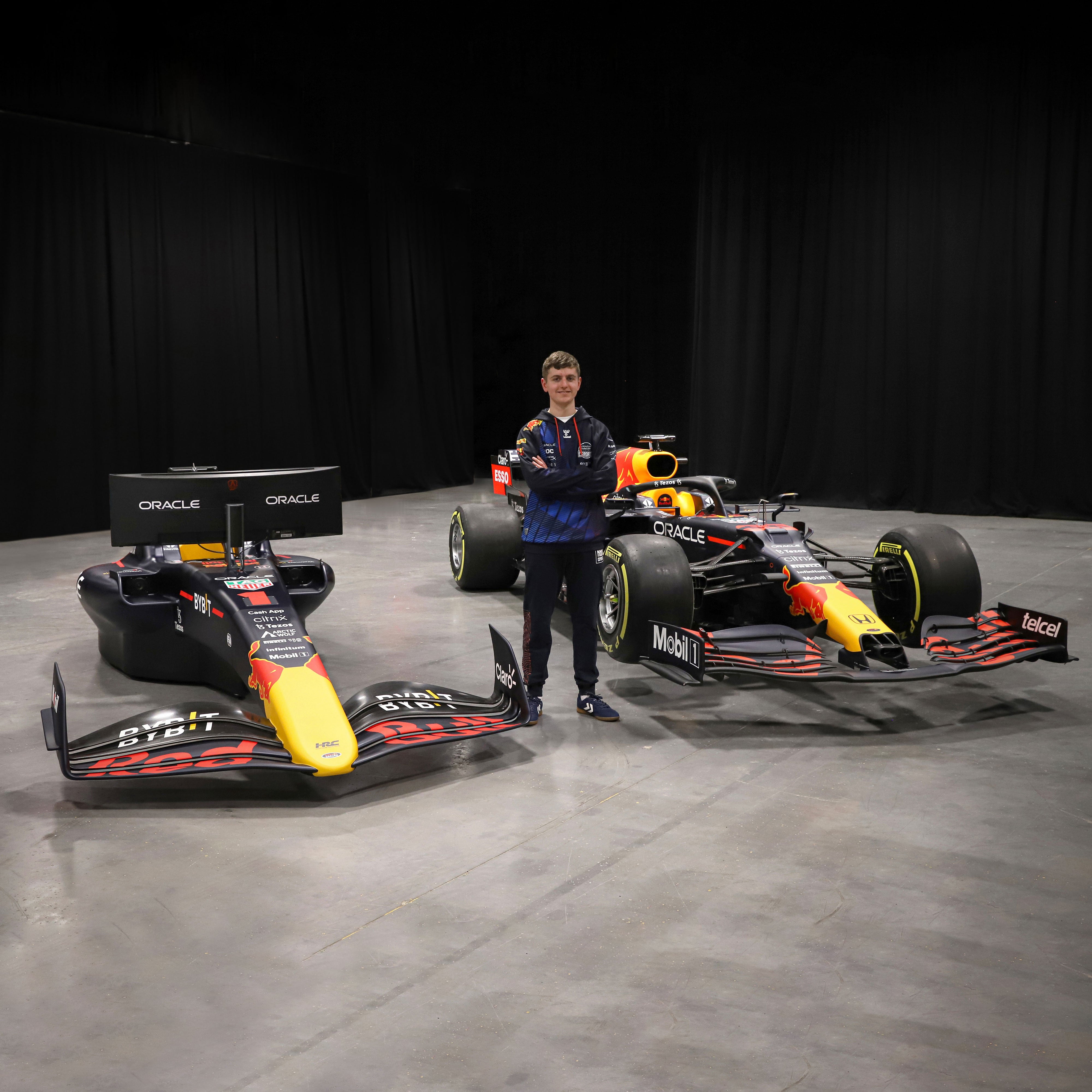 Official 2022 Oracle Red Bull Racing RB18 Show Car Simulator Champio