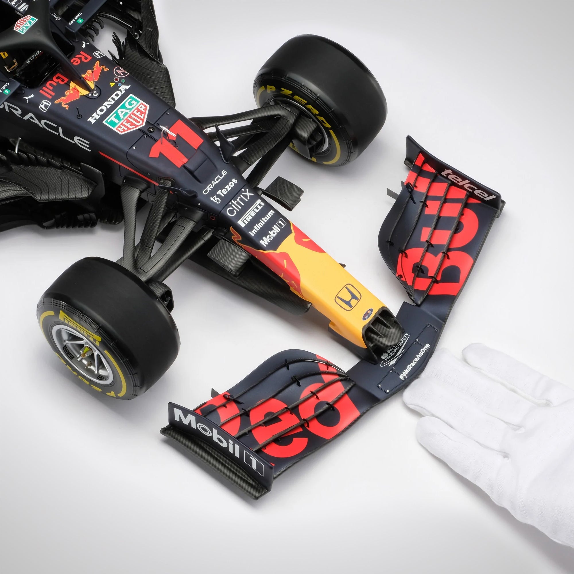 Sergio Perez 2021 Oracle Red Bull Racing F1 Team RB16B 1:8 Scale Model – Abu Dhabi GP 